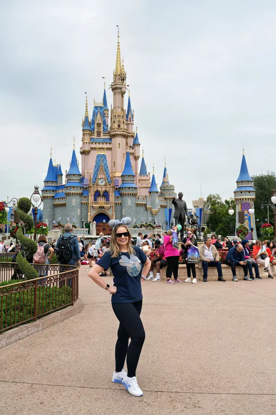 Vivi Aguirre no Magic Kingdom, em frente ao castelo