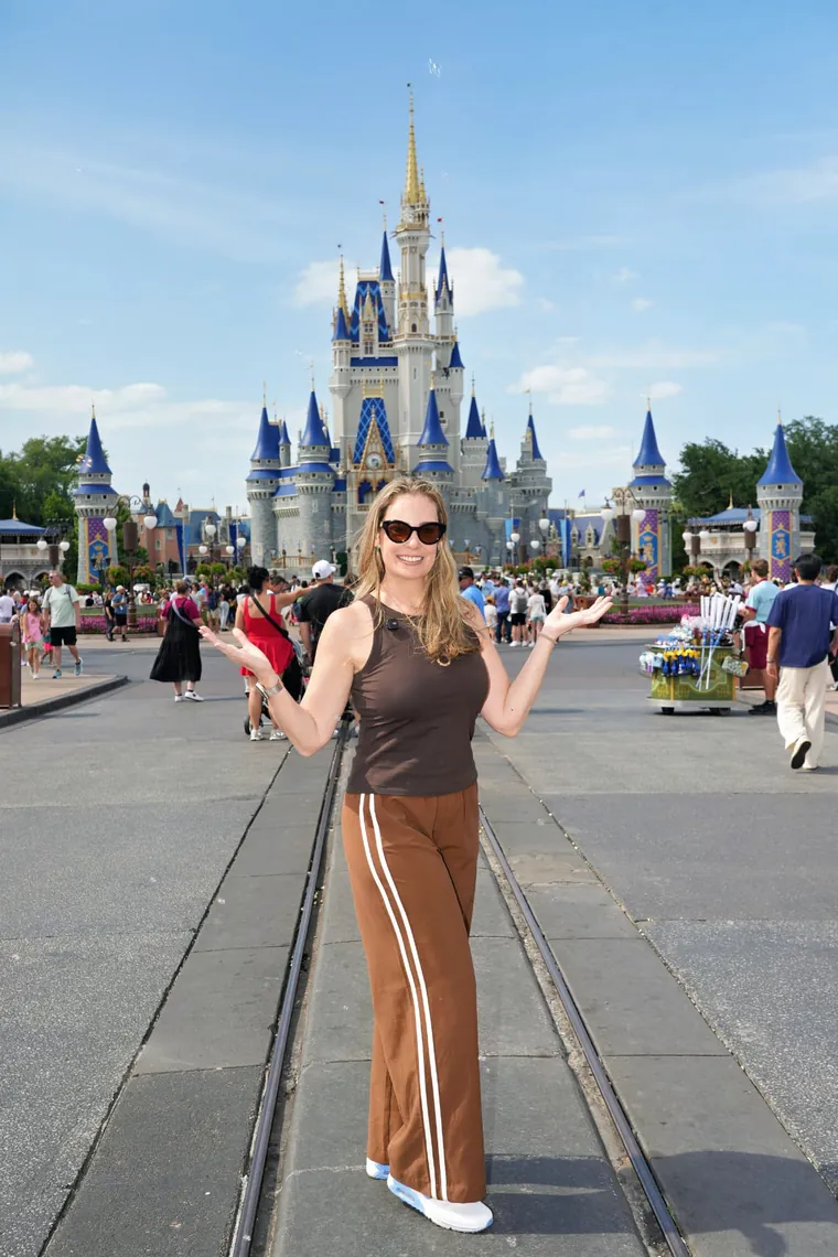 Vivi Aguirre em frente ao castelo da Cinderela, no Magic Kingdom